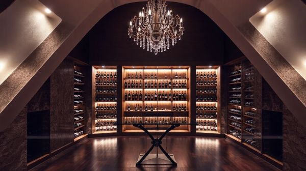 Idées modernes pour une cave à vin élégante sous escalier